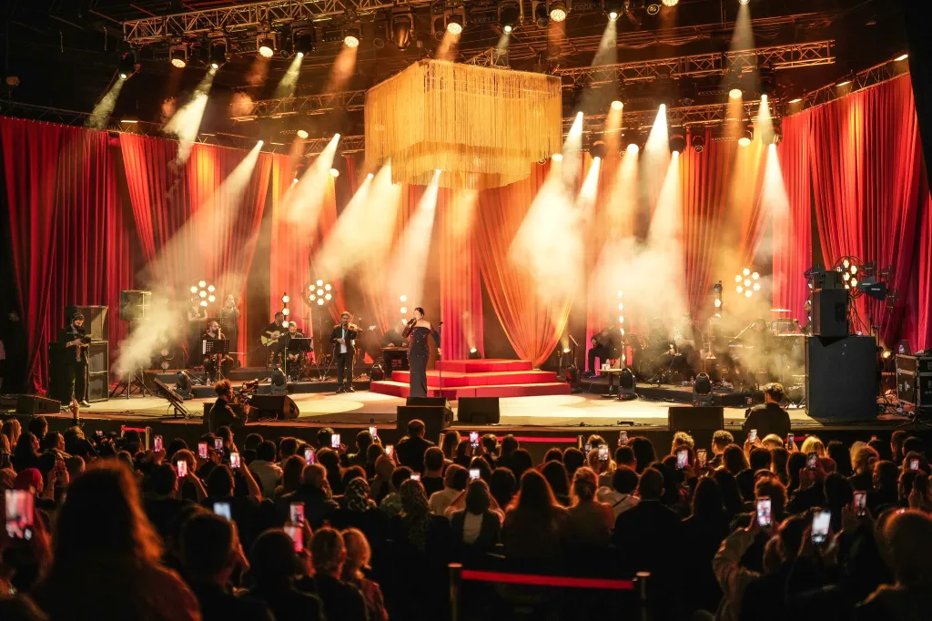 SİBEL CAN’DAN HARBİYE’DE IŞILTILI GECE